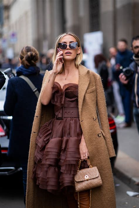 Outfit cappotto cammello: come indossarlo in base all'età